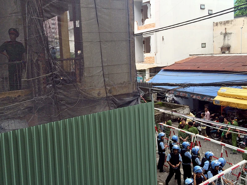 Để đảm bảo an toàn cho người dân, lực lượng chức năng đã tiến hành phong tỏa, giăng lưới quây tôn thép xung quanh khu vực đang tháo dỡ